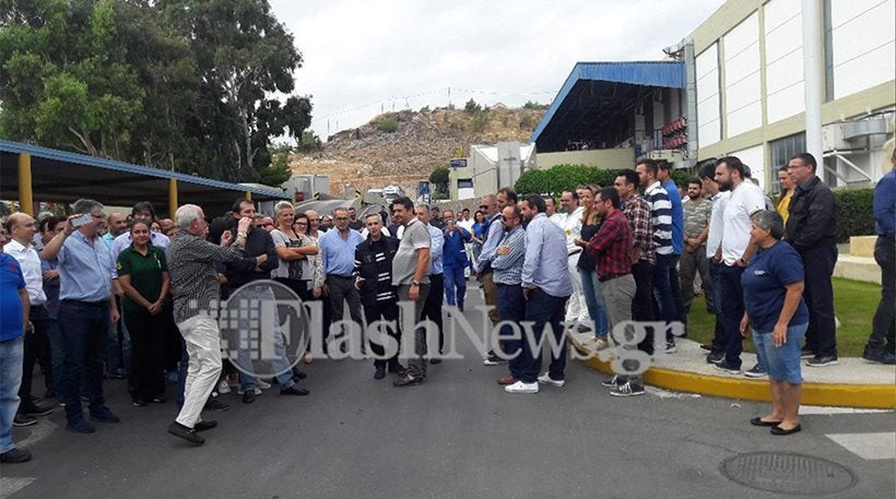 Στο εργοστάσιο ο Λεμπιδάκης αγκαλιάζοντας τους υπαλλήλους του: «Νιώθω περισσότερη δύναμη τώρα που είμαι εδώ»